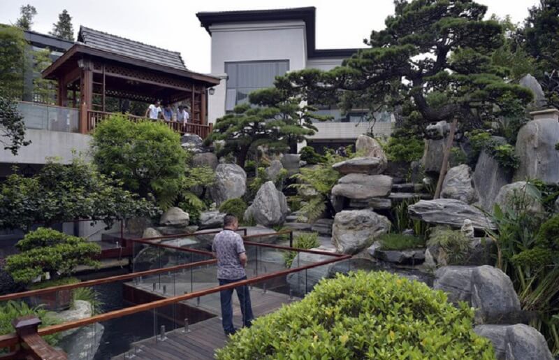 Mẫu phong cách Trung Quốc giống như một thế giới thu nhỏ của vũ trụ, chất liệu bao gồm cỏ, cây, nước, đá và kiến trúc.