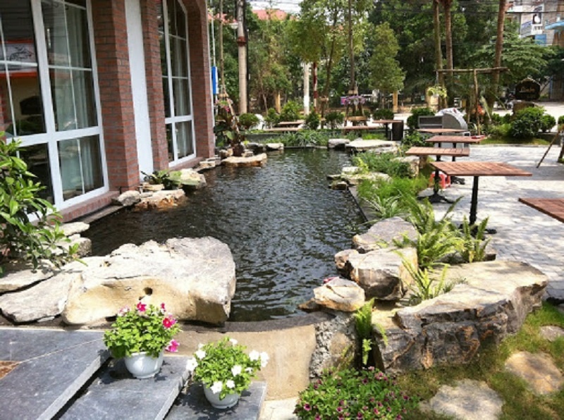 Hồ cá koi trong khuôn viên rộng